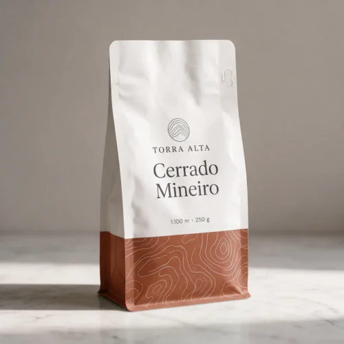 Pacote de 250 g do café especial Cerrado Mineiro da Torra Alta, com faixa terracota e curvas de nível
