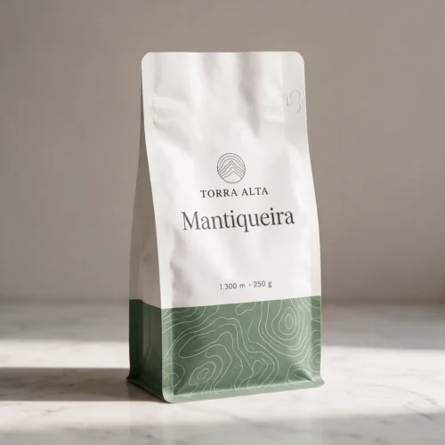 Pacote de 250 g do café especial Mantiqueira da Torra Alta, com faixa verde-sálvia e curvas de nível