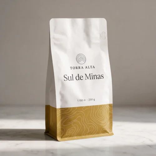 Pacote de 250 g do café especial Sul de Minas da Torra Alta, com faixa mostarda e curvas de nível