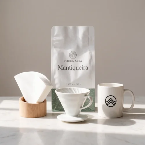 Kit Primeiro Café Especial: pacote de café Mantiqueira, coador de porcelana, filtros de papel e caneca branca